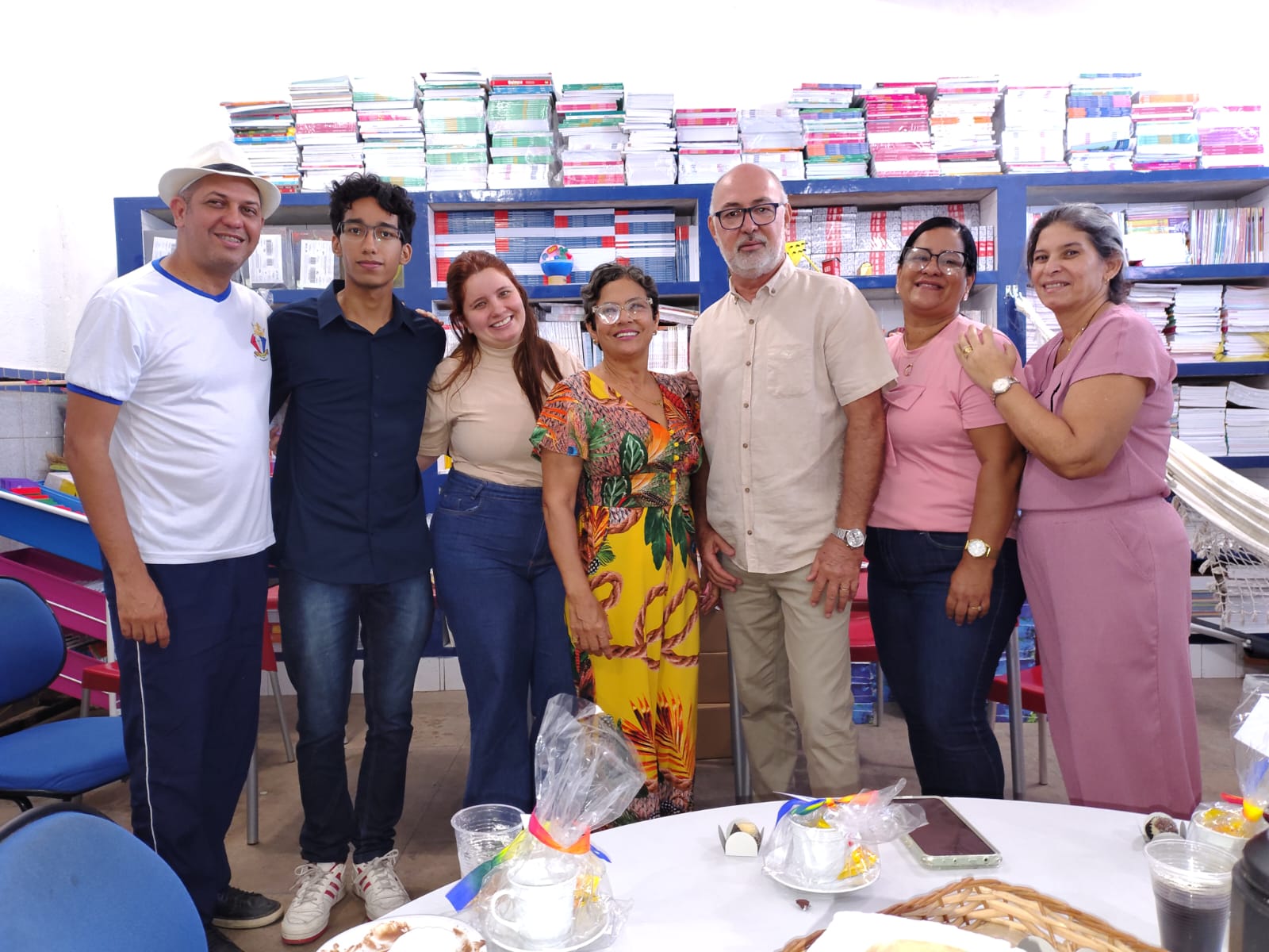 Equipe Gestora da Escola Julieta Ramos recebendo o voluntário em SI Eduardo Borges